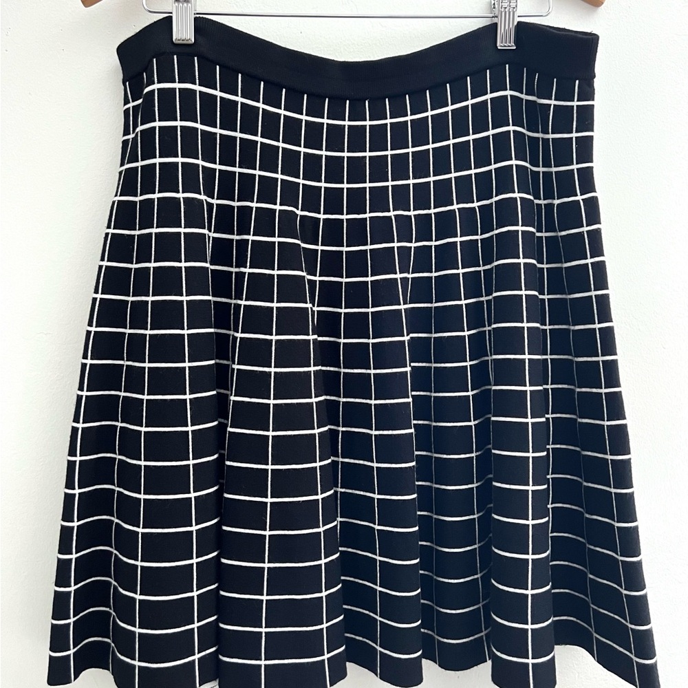 Carmen Black and white sweater shirt size XL